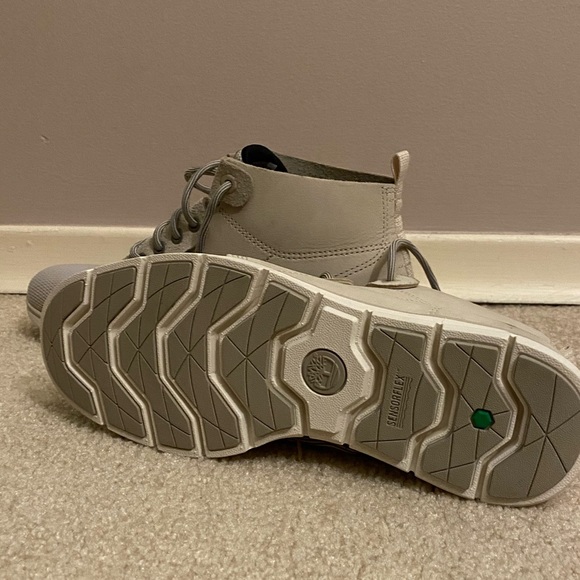 Women Timberlands - Picture 3 of 6